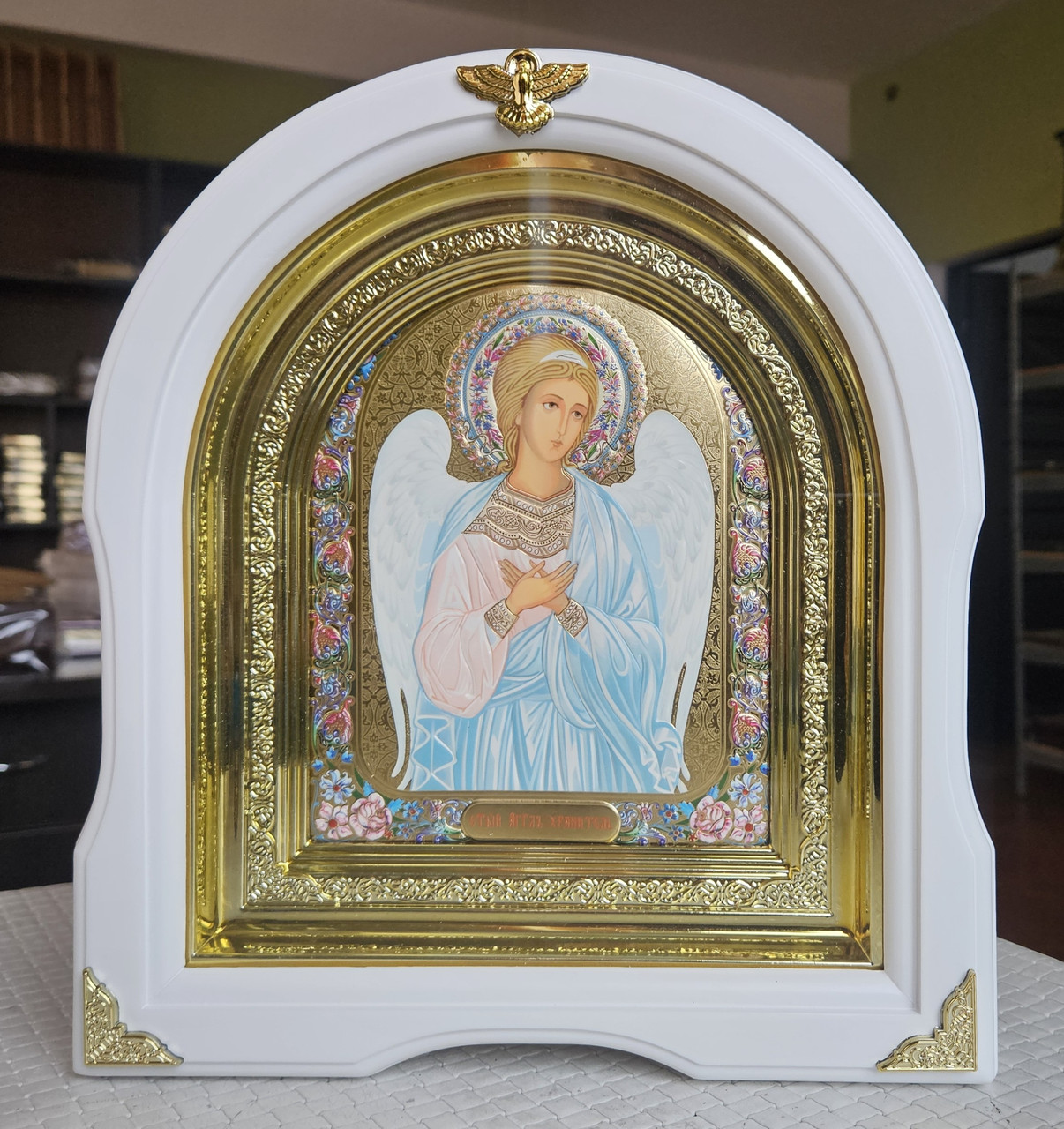 Ікона Свята Ангел Хранитель на хрещення сюжет із квітами, у білому кіоті під склом, кіот 28*25, сюжет 15*18, фото 1