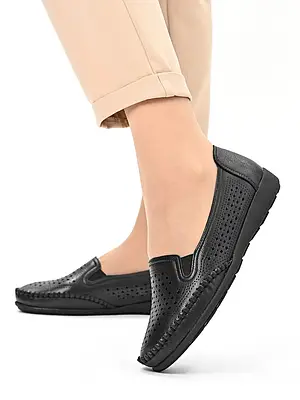 Туфлі жіночі на танкетці перфорація чорні (FA66-1) батал