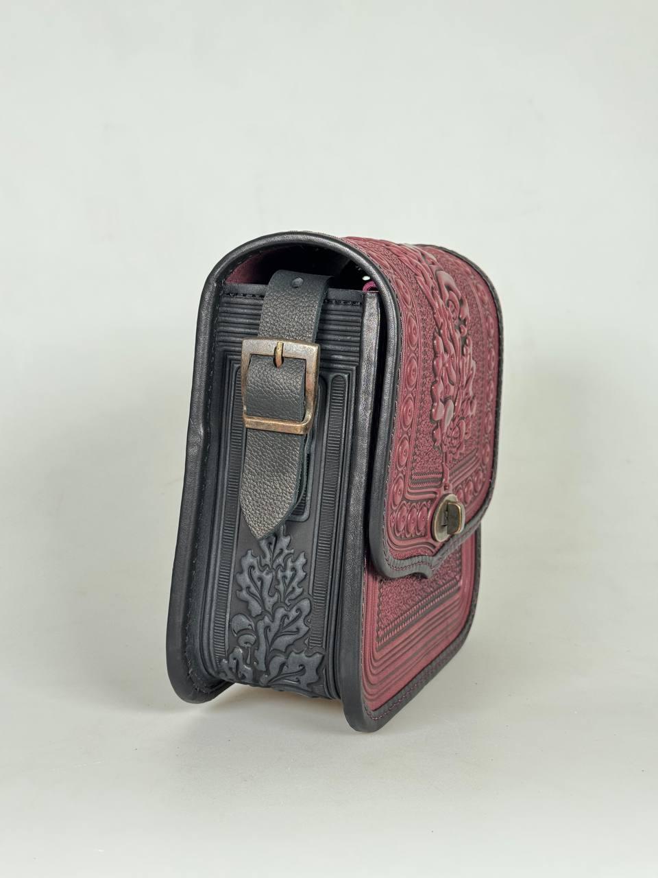 Жіноча шкіряна сумка ручної роботи з тисненим орнаментом «Дубок», бордово-чорна сумка з натуральної шкіри, 20*21*8 см, фото 1