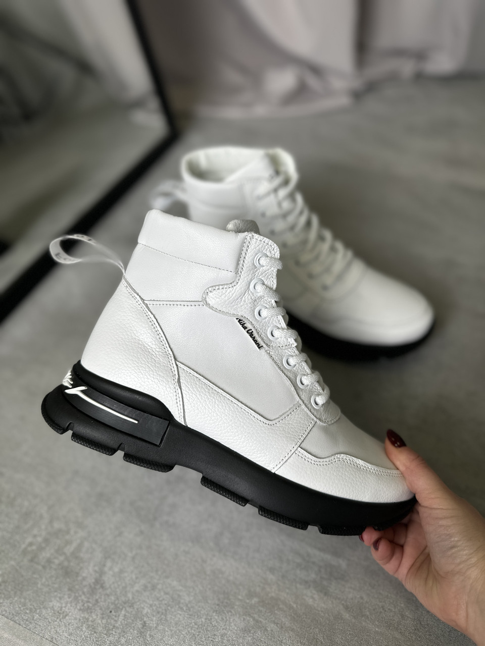 Білі жіночі зимові черевики з натуральної шкіри на чорній підошві 36-41, фото 1