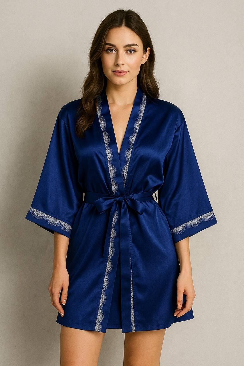 Синій шовковий халат із білим мереживом.