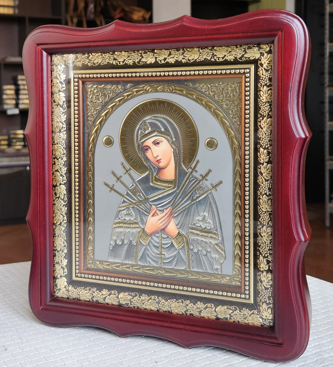 Ікона Пресвята Богородиця Семистрільна під срібло в темному фігурному дерев'яному кіоті під склом, розмір26*23, фото 1