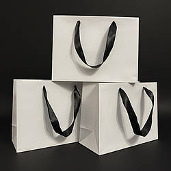 Білий Подарунковий пакет із чорними Атласними стрічками 300*227*120 мм