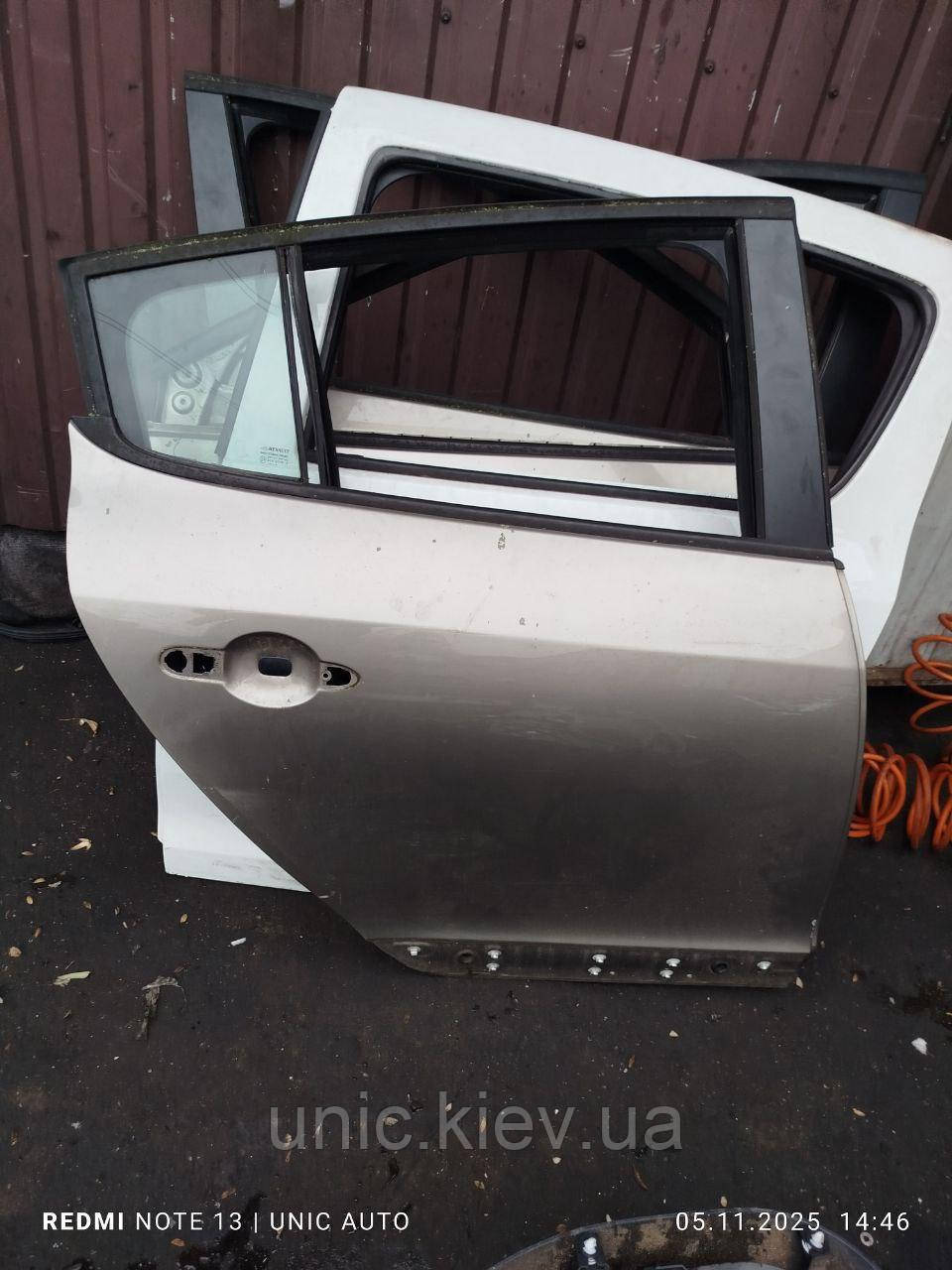Двері задня права Рено Меган 3 хетчбек б/в (821006386R)