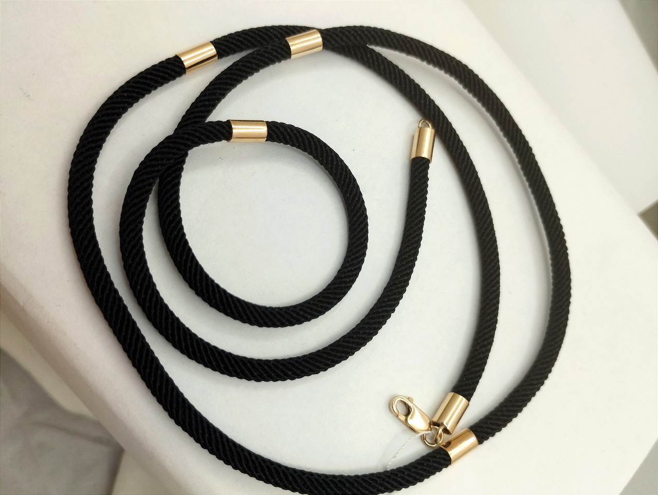 Ювелірний шнурок із золотими вставками 585 проби