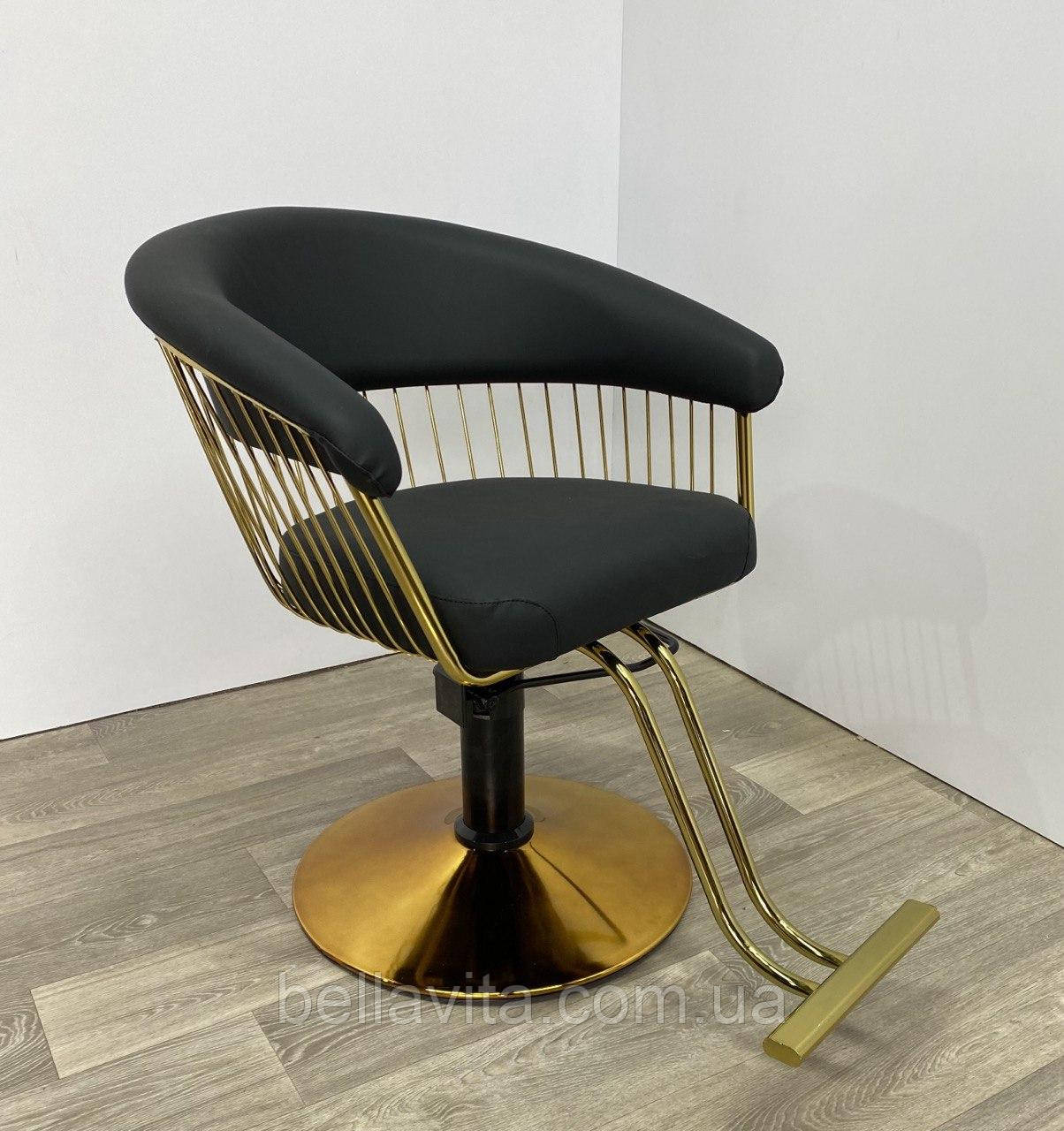 Перукарстке крісло на гідравліці із золотою підніжкою і золотим диском