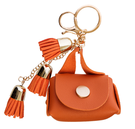 Шкіряний брелок для ключів у вигляді сумочки з декоративними підвісками, фото 1