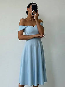 Вечірня міді-сукня з відкритими плечима на широких бретелях, блакитне