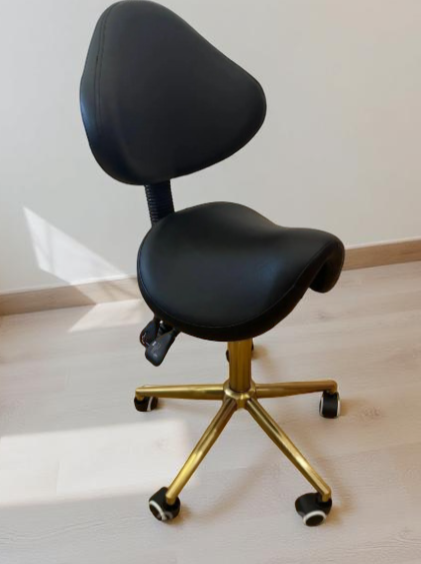 Перукарське та косметологічне крісло, зручне сідло на коліщатках чорно-золотого кольору з регулюванням висоти, шкірозамінник для в, фото 1