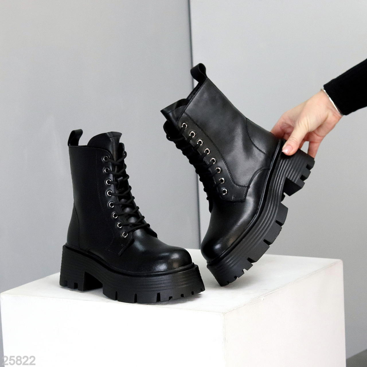 Молодіжні чорні шкіряні зимові черевики берці на масивній підошві, фото 1