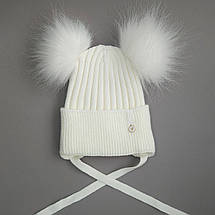 Зимова шапка для дівчинки розмір 46-48 тепла в'язана модель з флісом та двома пухнастими помпонами 1-2 роки, фото 3