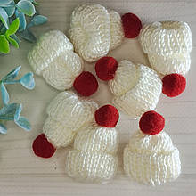 Декор "Шапка в'язана з бубоном" біла 3.5 * 5.5 см