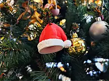 Підвіска на ялинку міні шапка Санти з біопластику