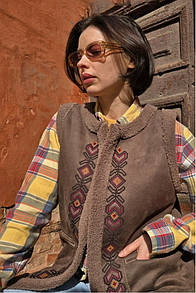 Жіночий жилет із екодубляжу з вишивкою MKSMV140-516 SEAM