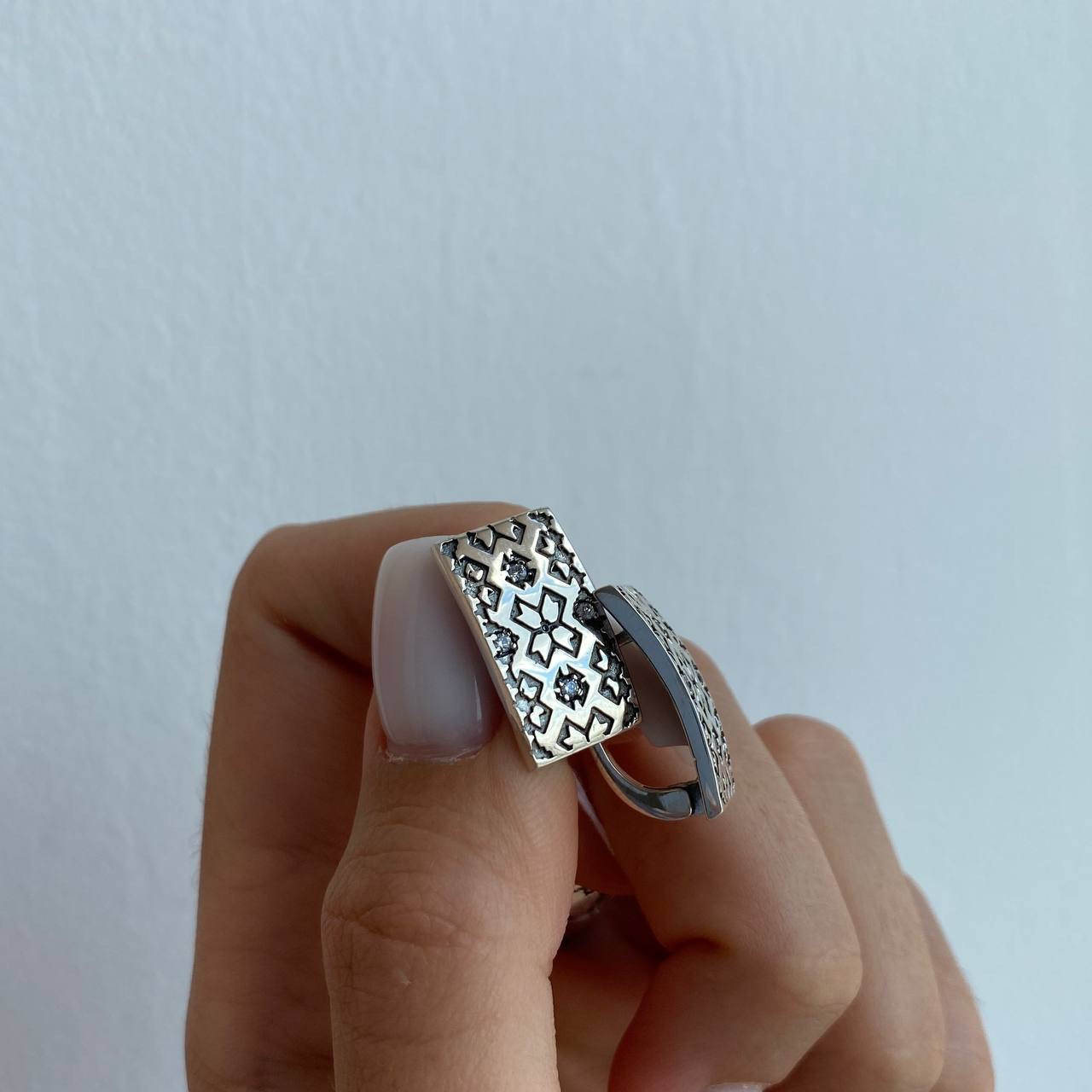 Срібні патріотичні сережки жіночі з орнаментом в українському стилі "Богом Дана" Сережки срібні, фото 1