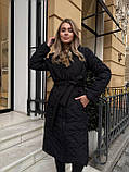 Чорне матове жіноче довге пальто зимове утеплене (Силікон 250) - Стьобане, з поясом та капюшоном (Не об'ємне), фото 4