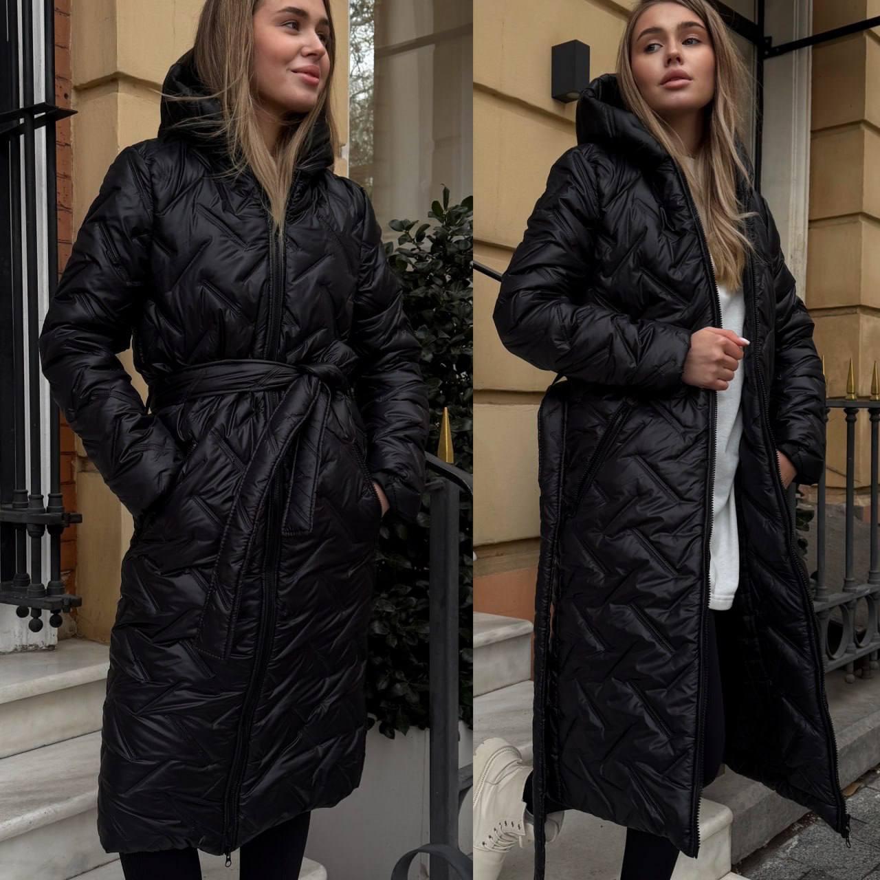 Чорне глянсове довге жіноче пальто зимове утеплене (Силікон 250) — стьобане, з поясом і капюшоном (Необ'ємне), фото 1