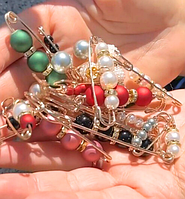 Декор для одягу "Велика булавка з бусами"