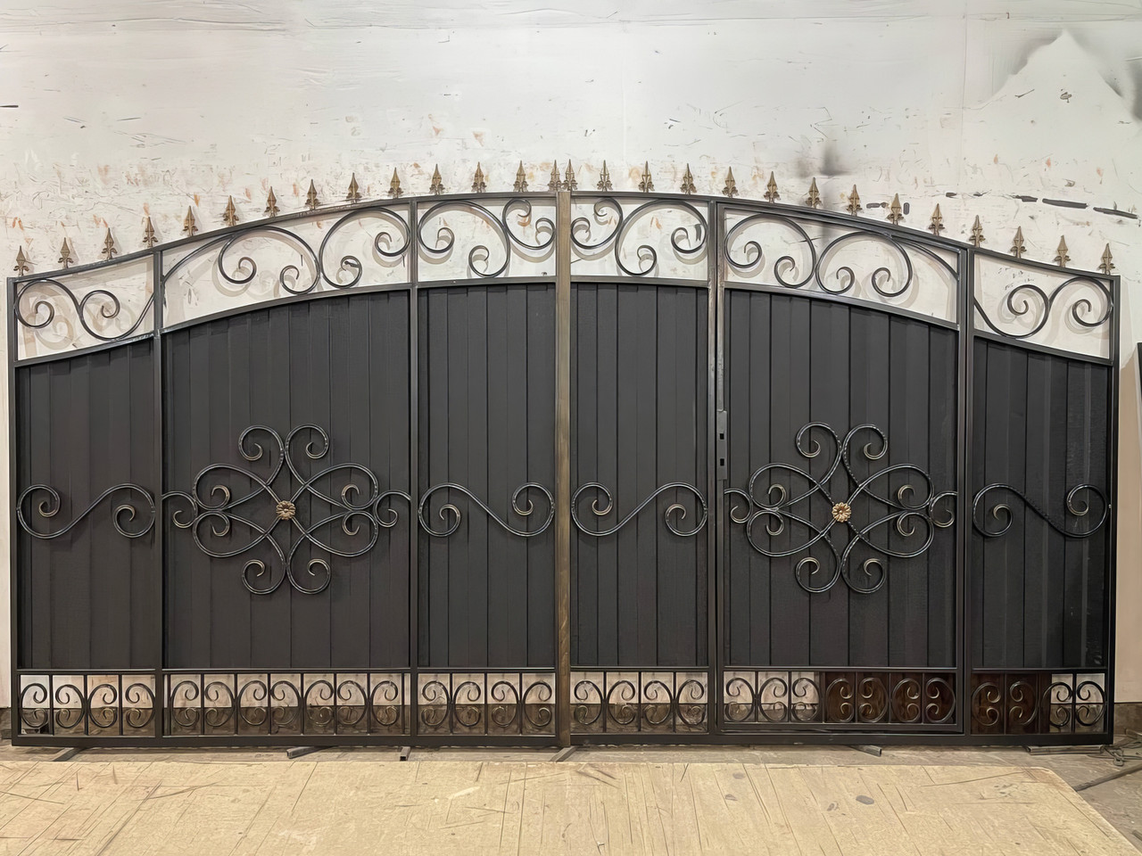 Ковані ворота з каліткою та піками, фото 1