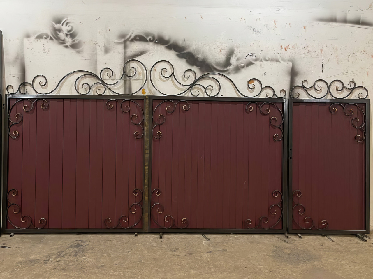 Ворота з вишневим глянцевим профнастилом та ковкою в НАЯВНОСТІ, фото 1