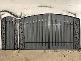 Ворота з коричневим матовим профнастилом та ковкою в НАЯВНОСТІ