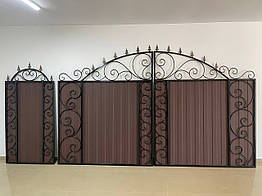 Ворота з коричневим матовим профнастилом та ковкою в НАЯВНОСТІ