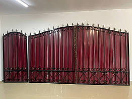 Ворота з вишневим глянцевим профнастилом та ковкою в НАЯВНОСТІ