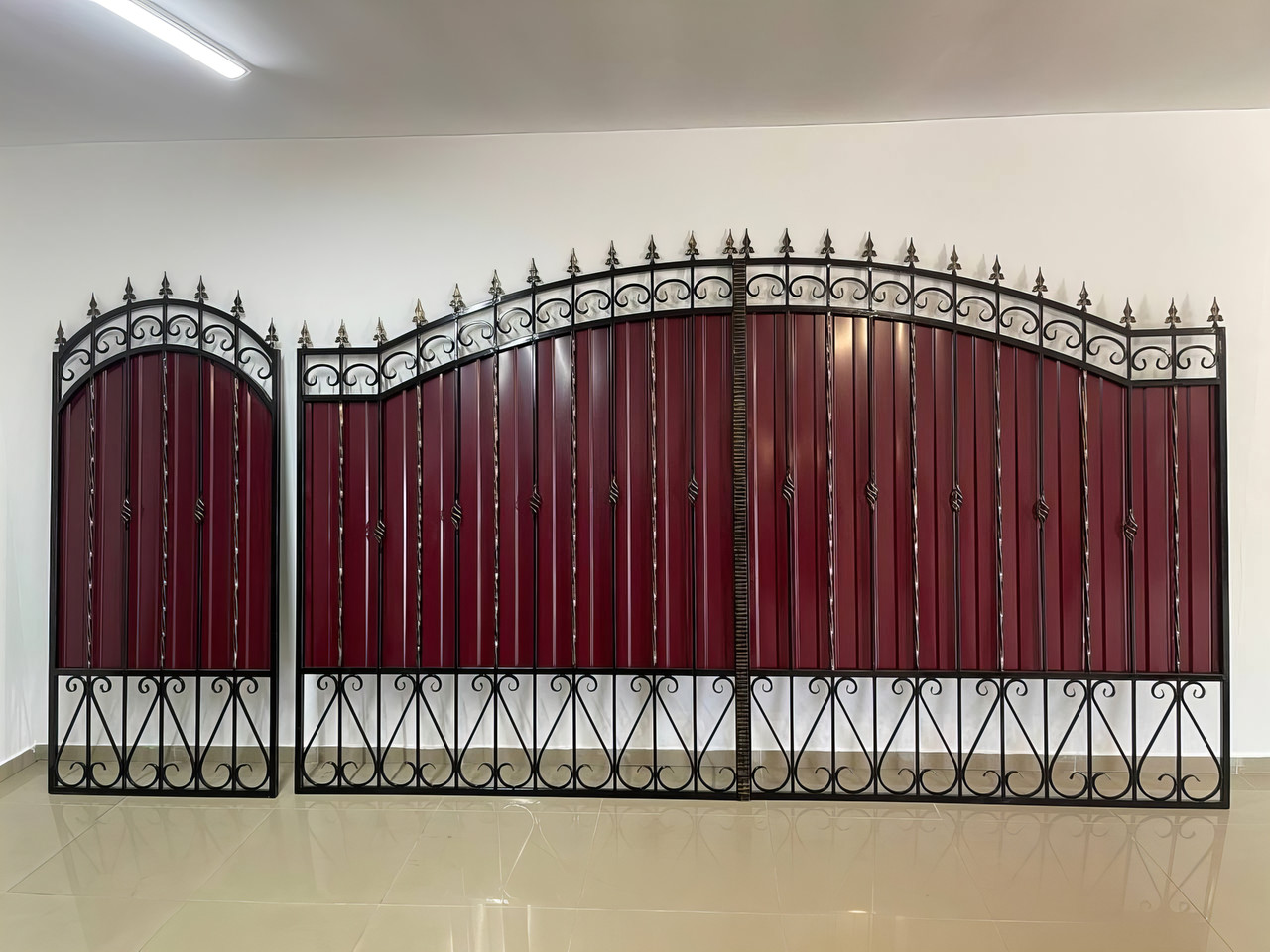 Ворота з вишневим глянцевим профнастилом та ковкою в НАЯВНОСТІ, фото 1