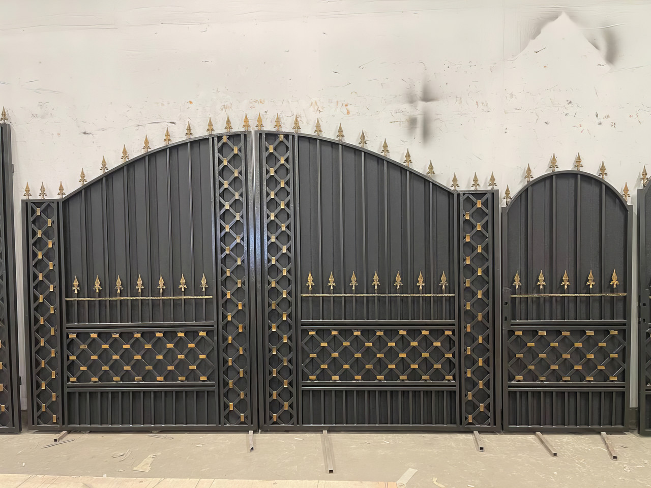 Ковані ворота з каліткою та піками, фото 1