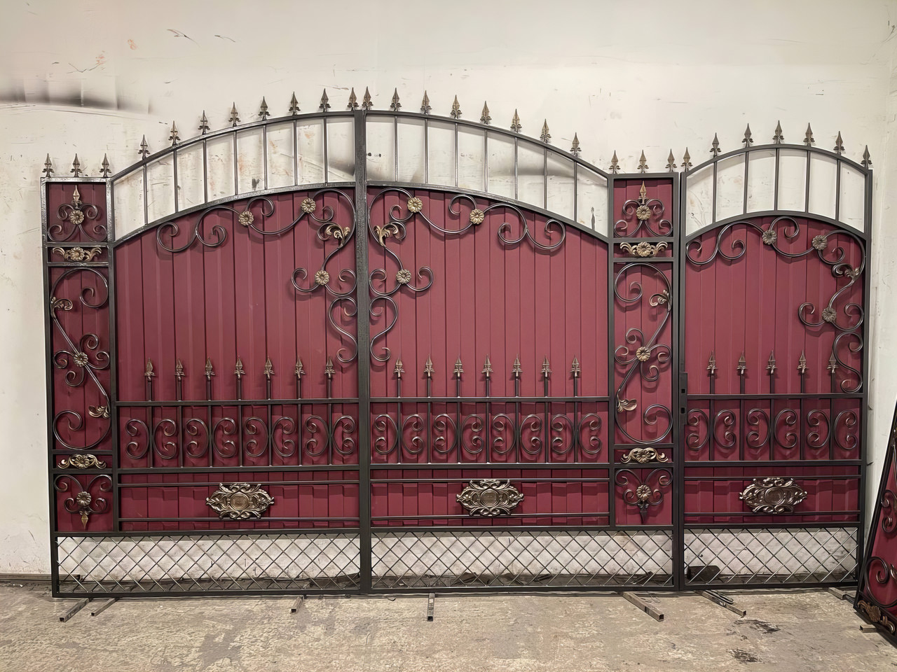 Ковані ворота з профнастиломта кованими вставками, фото 1