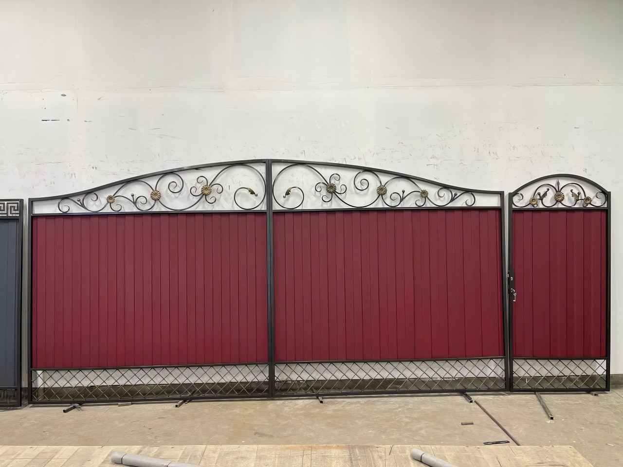 Ковані ворота з профнастиломта кованими вставками, фото 1