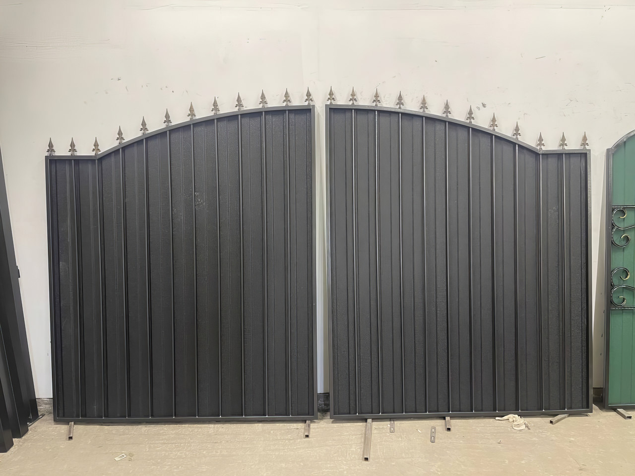 Ковані ворота з профнастиломта кованими вставками, фото 1