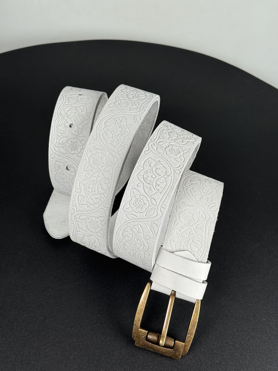 Шкіряний білий ремінь з авторським тисненим квітковим орнаментом, фото 1