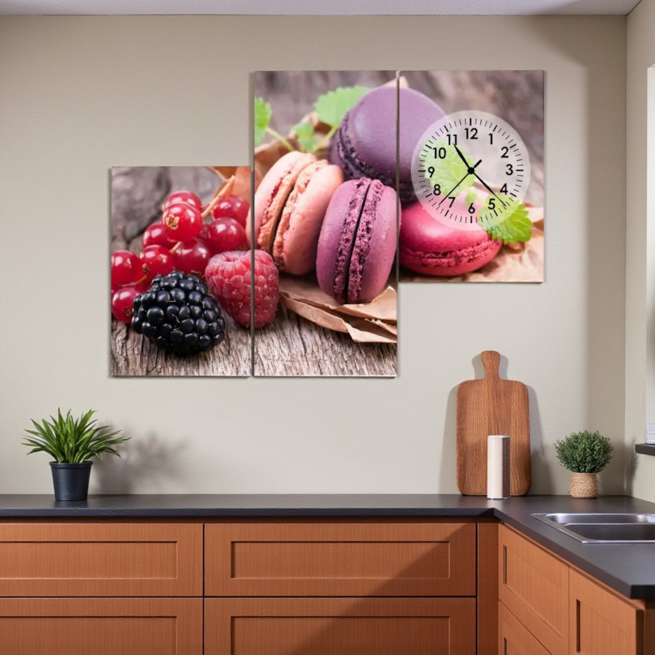 Модульна картина з годинником «Макаруни та ягоди» для кухні, інтер’єру кафе, дому 90х60 см з 3х частин, фото 1