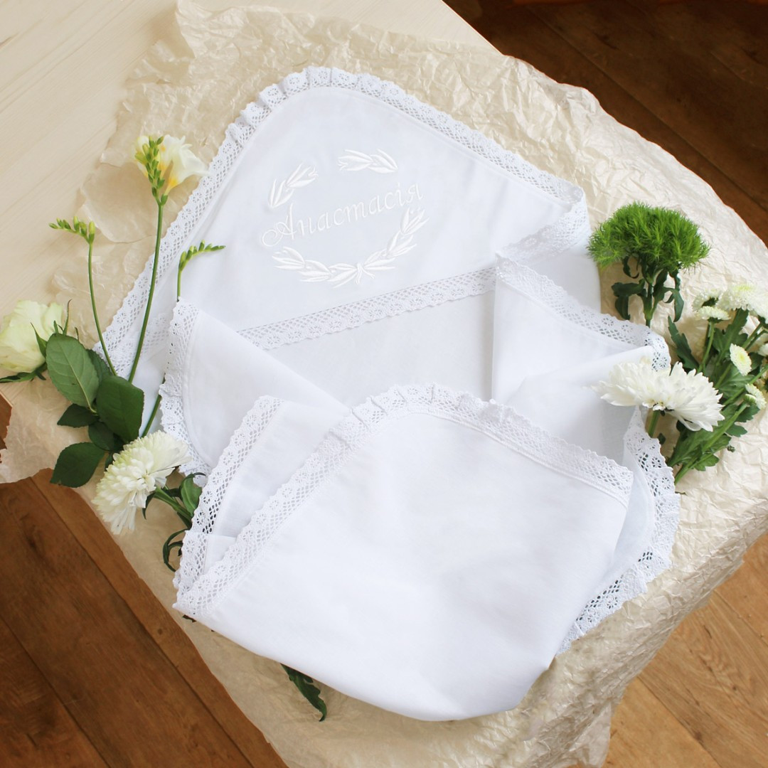 Лляна іменна крижма Лаври з білою вишивкою та мереживом 90х75 см для хрещення дитини