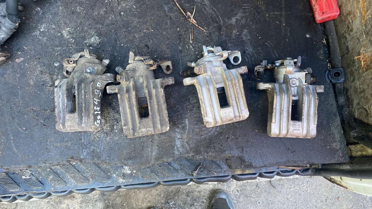 Вітаю зацікавлених на авто розборці Чемпіон !!!<br />
 Предметом оголошення є&nbsp;Супорт Задній Golf IV Лівий Правий<br />
 Фактичний стан на фото. Гарантія 14 днів на встановлення та перевірку<br />
 Висилаємо по всій Україні по передоплаті на транспортні витрати!<br />
 Наявність та асортимент на складі постійно змінюються.<br />
 Точні деталі уточняйте по телефону +380973363743