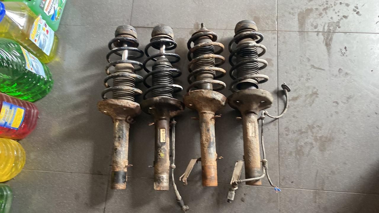 Вітаю зацікавлених на авто розборці Чемпіон !!!<br />
Предметом оголошення Пружина Передня Vw Golf 4 1J0411105CQ 1K0511115FT<br />
Ціна вказана за Голу Пружину!<br />
Комплектний амортизатор ( аморт+пружина+опорний)-750грн<br />
Фактичний стан на фото. Гарантія 14 днів на встановлення та перевірку<br />
Висилаємо по всій Україні по передоплаті на транспортні витрати!<br />
Наявність та асортимент на складі постійно змінюються.<br />
Точні деталі уточняйте по телефону +380973363743