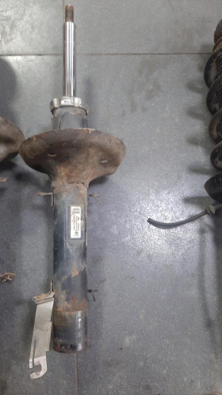 Вітаю зацікавлених на авто розборці Чемпіон !!!<br />
 Предметом оголошення є&nbsp;Амортизатор Передній Golf 4 1J0413031AE 1J0413031N<br />
 Ціна вказана за ГОЛИЙ Амортизатор!<br />
 Комплектний амортизатор (аморт+пружина+опорний) 750грн<br />
 Фактичний стан на фото. Гарантія 14 днів на встановлення та перевірку<br />
 Висилаємо по всій Україні по передоплаті на транспортні витрати!<br />
 Наявність та асортимент на складі постійно змінюються.<br />
 Точні деталі уточняйте по телефону +380973363743 — фото 6