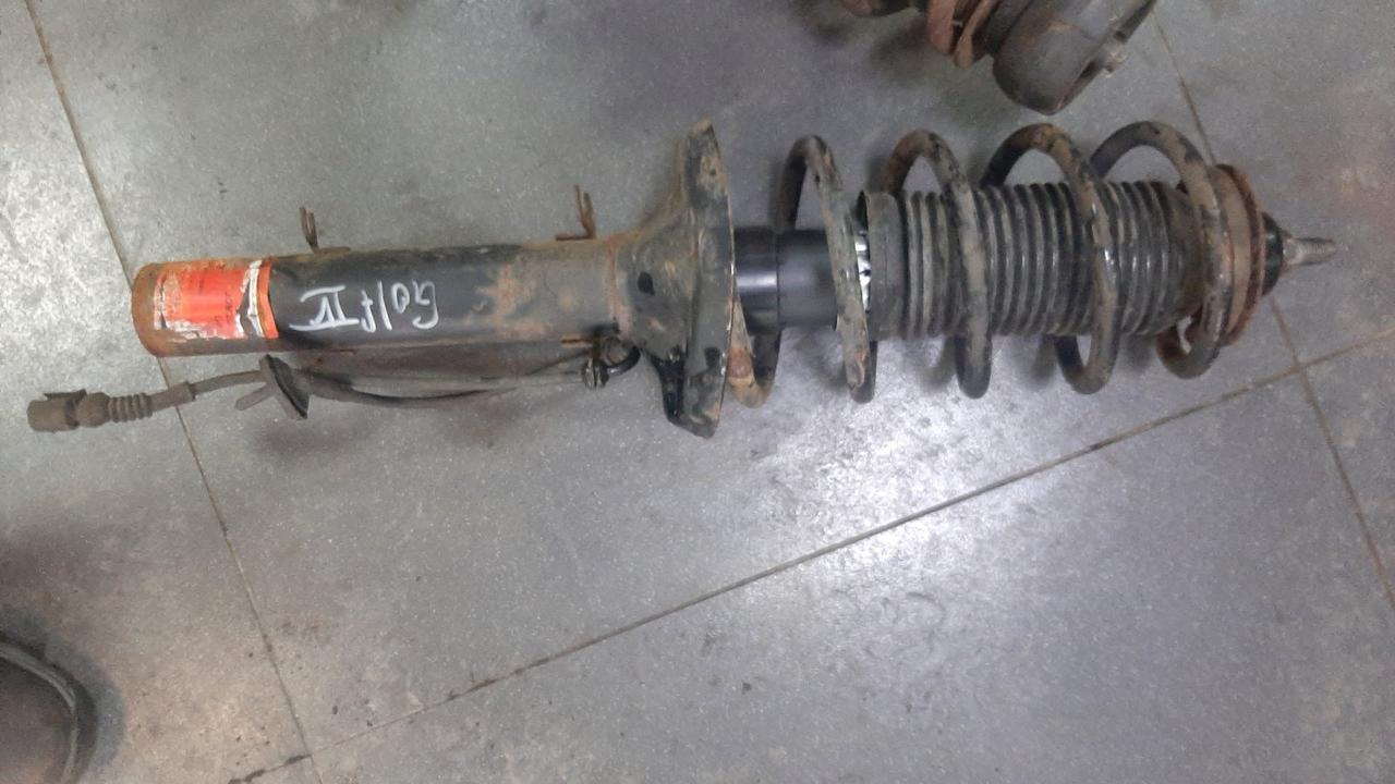 Вітаю зацікавлених на авто розборці Чемпіон !!!<br />
 Предметом оголошення Пружина Передня Vw Golf 4 1J0411105CQ 1K0511115FT<br />
 Ціна вказана за Голу Пружину!<br />
 Комплектний амортизатор ( аморт+пружина+опорний)-750грн<br />
 Фактичний стан на фото. Гарантія 14 днів на встановлення та перевірку<br />
 Висилаємо по всій Україні по передоплаті на транспортні витрати!<br />
 Наявність та асортимент на складі постійно змінюються.<br />
 Точні деталі уточняйте по телефону +380973363743 — фото 5