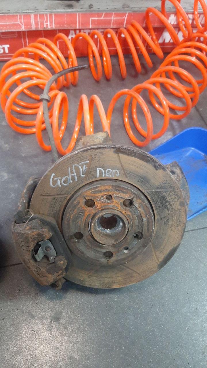 Вітаю зацікавлених на авто розборці Чемпіон !!!<br />
 Предметом оголошення є Поворотний Кулак Golf 4 Лівий або Правий<br />
 Ціна вказана за 1шт (кулак поворотний + підшипник)<br />
 Фактичний стан на фото. Гарантія 14 днів на встановлення та перевірку<br />
 Висилаємо по всій Україні по передоплаті на транспортні витрати!<br />
 Наявність та асортимент на складі постійно змінюються.<br />
 Точні деталі уточняйте по телефону +380973363743 — фото 4