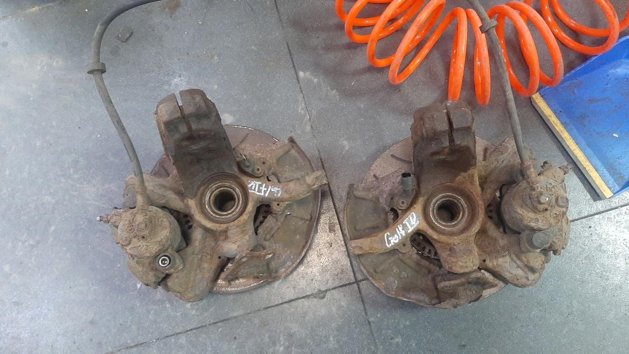 Вітаю зацікавлених на авто розборці Чемпіон !!!<br />
 Предметом оголошення є Поворотний Кулак Golf 4 Лівий або Правий<br />
 Ціна вказана за 1шт (кулак поворотний + підшипник)<br />
 Фактичний стан на фото. Гарантія 14 днів на встановлення та перевірку<br />
 Висилаємо по всій Україні по передоплаті на транспортні витрати!<br />
 Наявність та асортимент на складі постійно змінюються.<br />
 Точні деталі уточняйте по телефону +380973363743 — фото 3