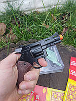 Металевий револьвер-пугач із пістонами — у комплекті 1 пачка пістонів.