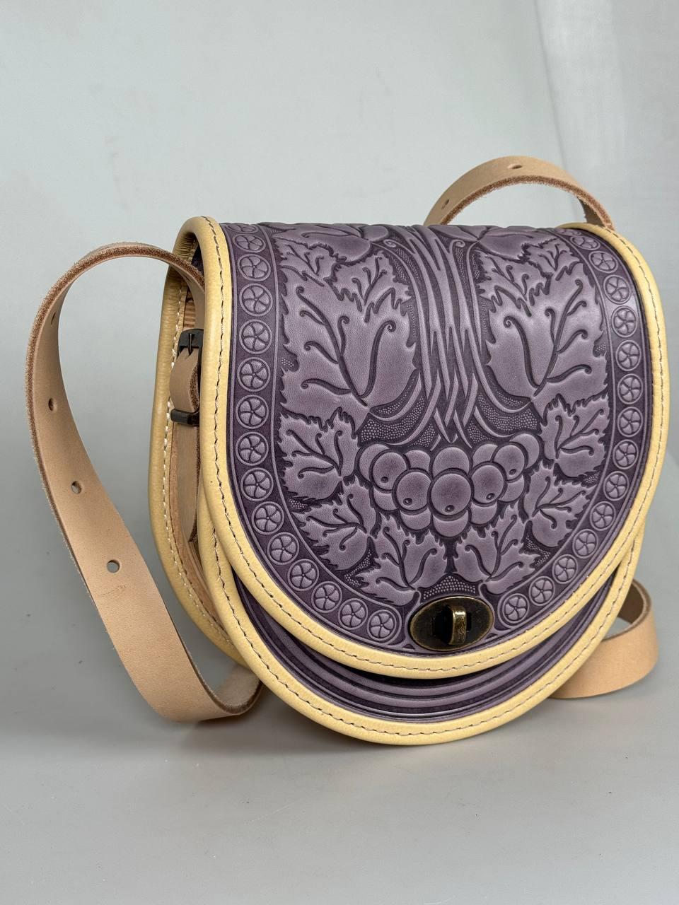 Жіноча шкіряна сумка ручної роботи з тисненим орнаментом «Калина», бузково-бежева сумка з натуральної шкіри, 20*21*8 см, фото 1