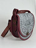 Жіноча шкіряна сумка ручної роботи з тисненим орнаментом «Калина» сіро-бордова сумка з натуральної шкіри, 20*21*8 см, фото 9