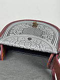 Жіноча шкіряна сумка ручної роботи з тисненим орнаментом «Калина» сіро-бордова сумка з натуральної шкіри, 20*21*8 см, фото 7