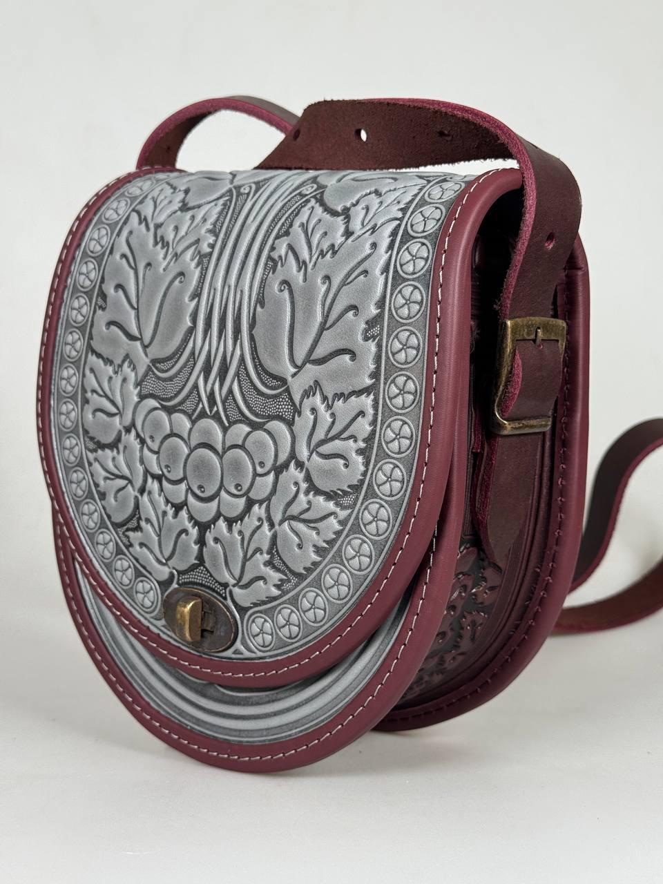 Жіноча шкіряна сумка ручної роботи з тисненим орнаментом «Калина» сіро-бордова сумка з натуральної шкіри, 20*21*8 см, фото 1