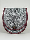 Жіноча шкіряна сумка ручної роботи з тисненим орнаментом «Калина» сіро-бордова сумка з натуральної шкіри, 20*21*8 см, фото 3