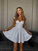 Роскошная мини-платье, которая создана, чтобы подчеркнуть фигуру и блестит в свете софити