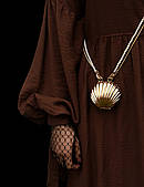 Вечірня металева міні сумка аксесуар "Мушля" ракушка з перлинним ремінцем - золотиста