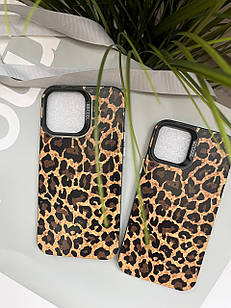 Леопардовий чохол з відкритою камерою на iPhone 14 pro